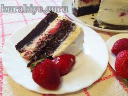 Шоколадный торт с клубникой