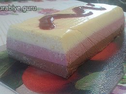 Шоколадно-ягідний десерт з малиновим кулі