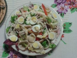 Салат из кальмаров с перепелиными яйцами 