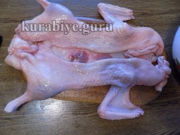 Утка по-царски, фаршированная блинами и клюквой