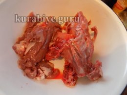 Утка по-царски, фаршированная блинами и клюквой