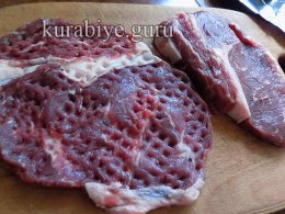 Говяжья отбивная с грибами и картофельным пюре с сыром