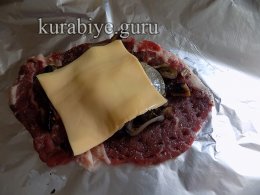 Говяжья отбивная с грибами и картофельным пюре с сыром