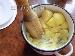 Говяжья отбивная с грибами и картофельным пюре с сыром
