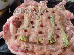 Утка по-царски, фаршированная блинами и клюквой