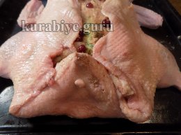 Утка по-царски, фаршированная блинами и клюквой