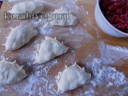Постные вареники с вишней на пару 