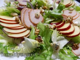 Салат из запечённого мяса с яблоком и голубым сыром