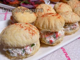 Закусочные пирожные с салатом из крабовых палочек