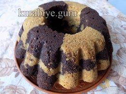 Шоколадно-мигдалевий кекс із вишнею