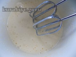 Шоколадный пирог с творогом и вишней