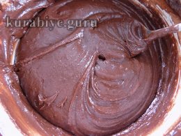 Шоколадный пирог с творогом и вишней