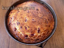 Шоколадный пирог с творогом и вишней