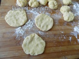 Пирожки с мясом и рисом из дрожжевого теста на кефире