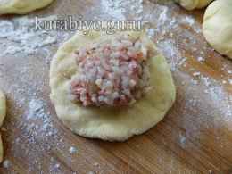 Пирожки с мясом и рисом из дрожжевого теста на кефире