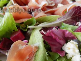 Салат со свёклой, прошутто и голубым сыром 
