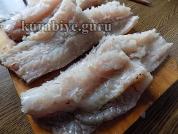 Рыба в кляре с запечённым картофелем и зелёным горошком