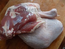 Утиная ножка с пюре из белой фасоли и яблочным соусом