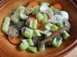 Утиная ножка с пюре из белой фасоли и яблочным соусом