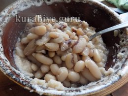 Утиная ножка с пюре из белой фасоли и яблочным соусом
