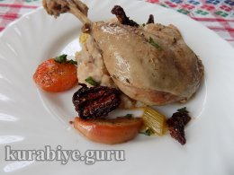 Утиная ножка с пюре из белой фасоли и яблочным соусом