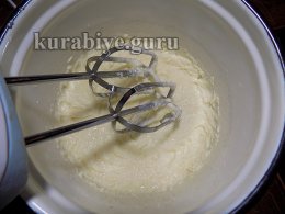 Нежный пирог с яблоками и черникой