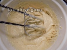 Нежный пирог с яблоками и черникой