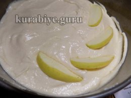 Нежный пирог с яблоками и черникой