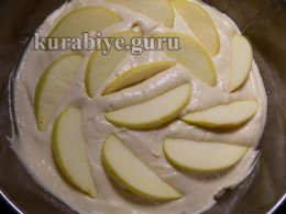 Нежный пирог с яблоками и черникой