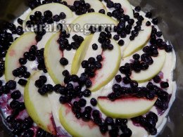 Нежный пирог с яблоками и черникой