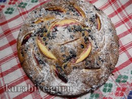 Нежный пирог с яблоками и черникой