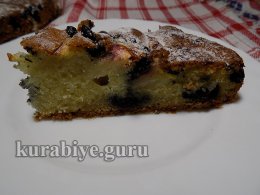 Нежный пирог с яблоками и черникой