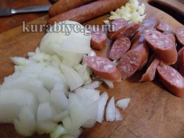 Рис із копченими ковбасками та цукіні