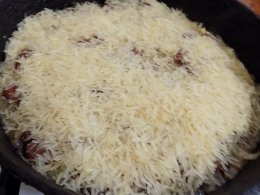 Рис із копченими ковбасками та цукіні