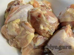 Курка тушкована з чорносливом і горіхами у вершках 