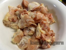 Курка тушкована з чорносливом і горіхами у вершках 