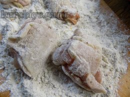 Курка тушкована з чорносливом і горіхами у вершках 