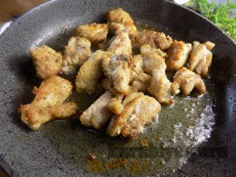 Курка тушкована з чорносливом і горіхами у вершках 