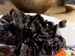 Курка тушкована з чорносливом і горіхами у вершках 