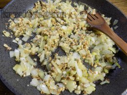 Курка тушкована з чорносливом і горіхами у вершках 