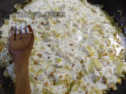 Курка тушкована з чорносливом і горіхами у вершках 