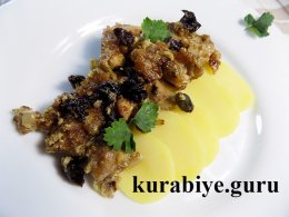 Курка тушкована з чорносливом і горіхами у вершках 