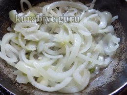 Горохове пюре з карамелізованою цибулею