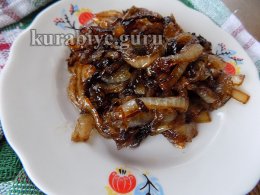 Гороховое пюре с колбасками и карамелизированным луком