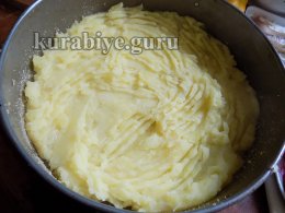Картопляна запіканка з лісовими грибами у духовці