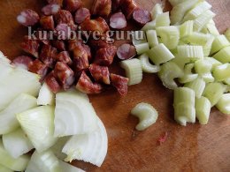 Говядина тушеная с овощами и копчёными колбасками 