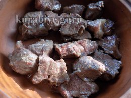 Говядина тушеная с овощами и копчёными колбасками 