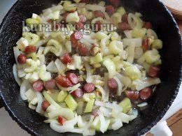 Говядина тушеная с овощами и копчёными колбасками 