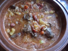 Говядина тушеная с овощами и копчёными колбасками 