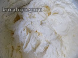 Шоколадный торт с клубникой